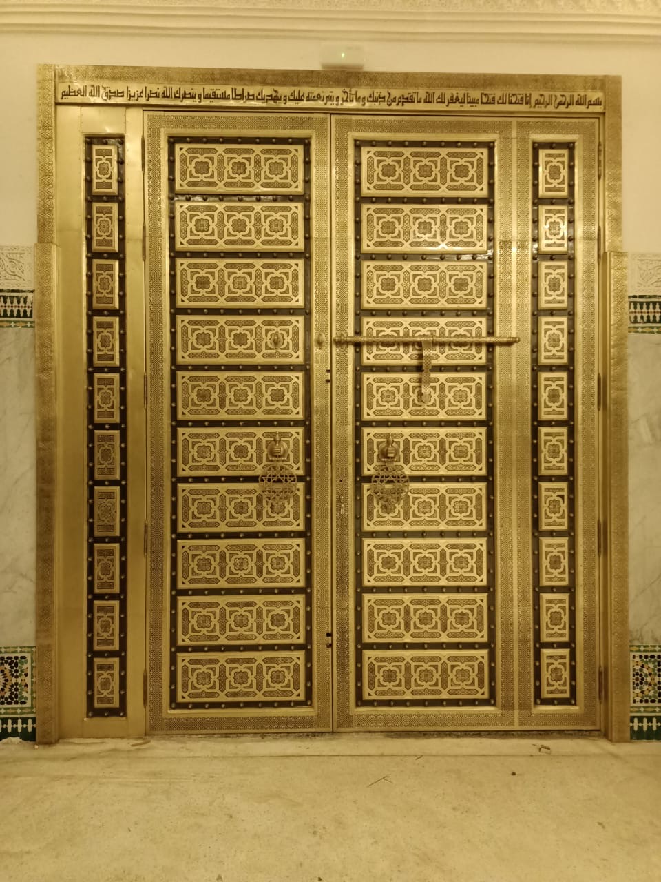 باب نحاسي منقوش