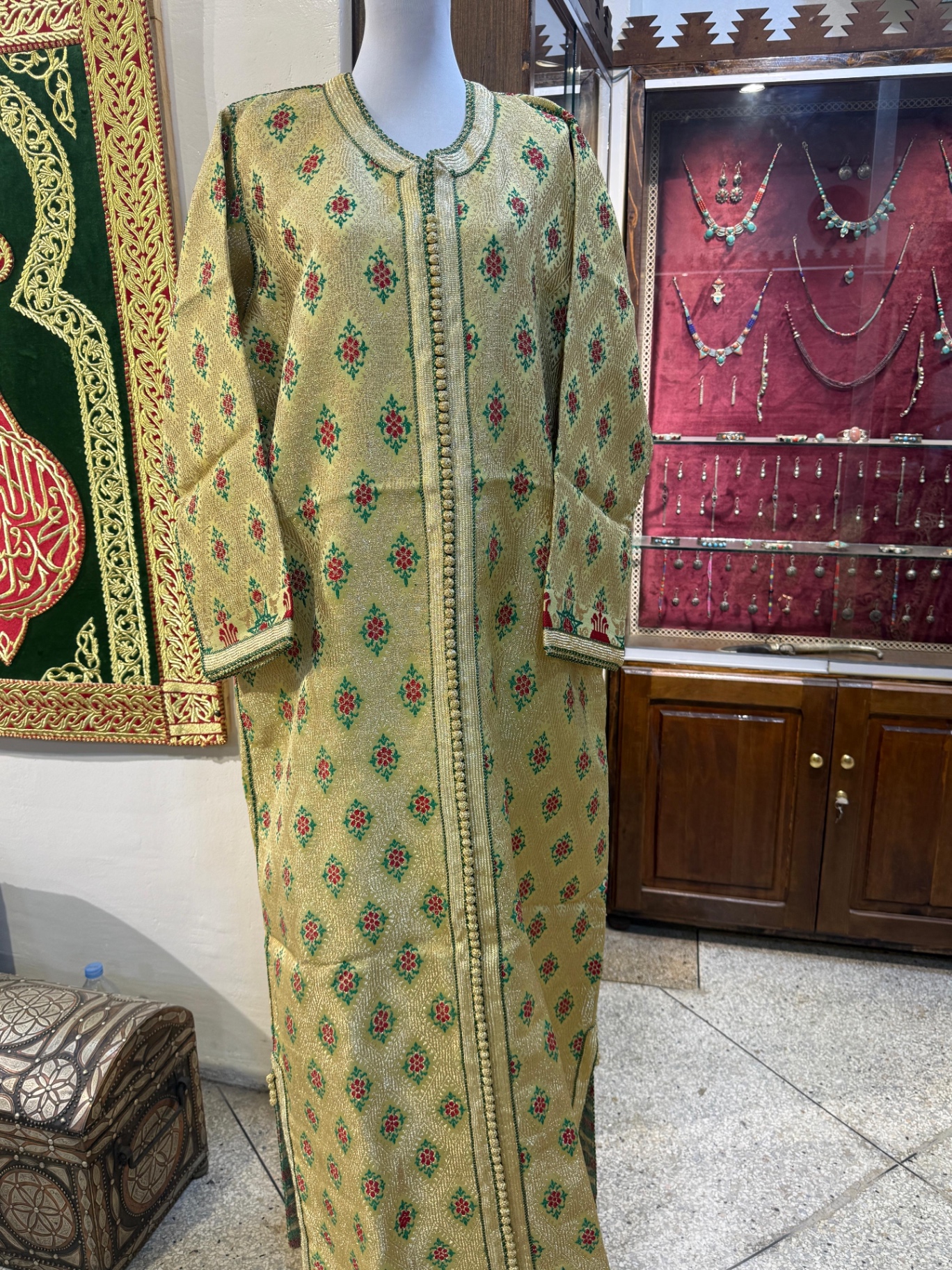 جلابة بروكار ذهبية بنقش زهري
