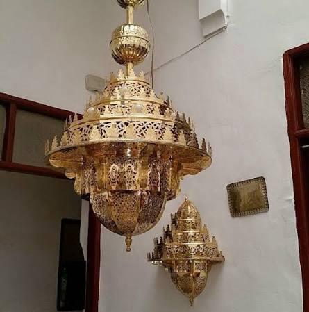 ثريا نحاسية كبيرة مع أبليك مطابق