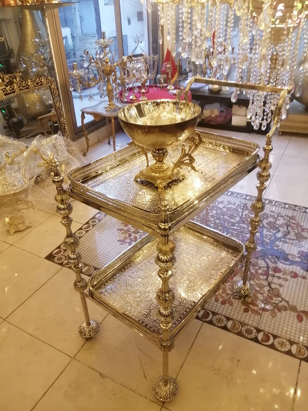 طاولة الشاي مع كأس نحاسي