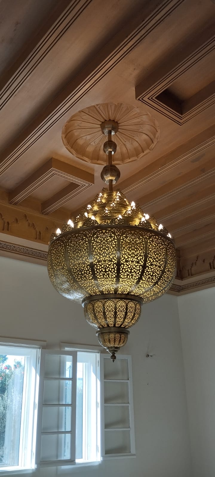 ثريا كبيرة بزخرفة نباتية