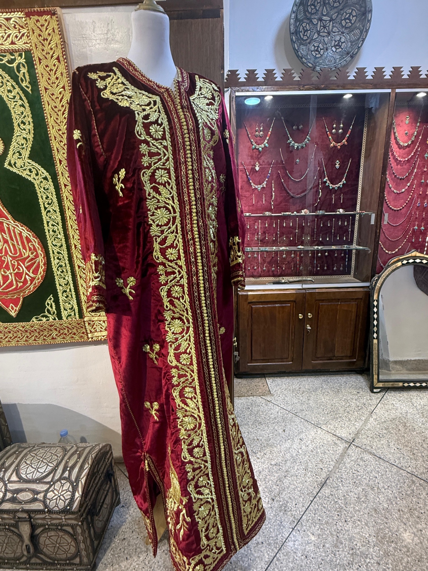 قفطان مخملي عنابي بتطريز ذهبي