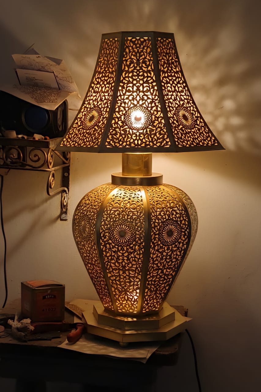 مصباح طاولة نحاسي