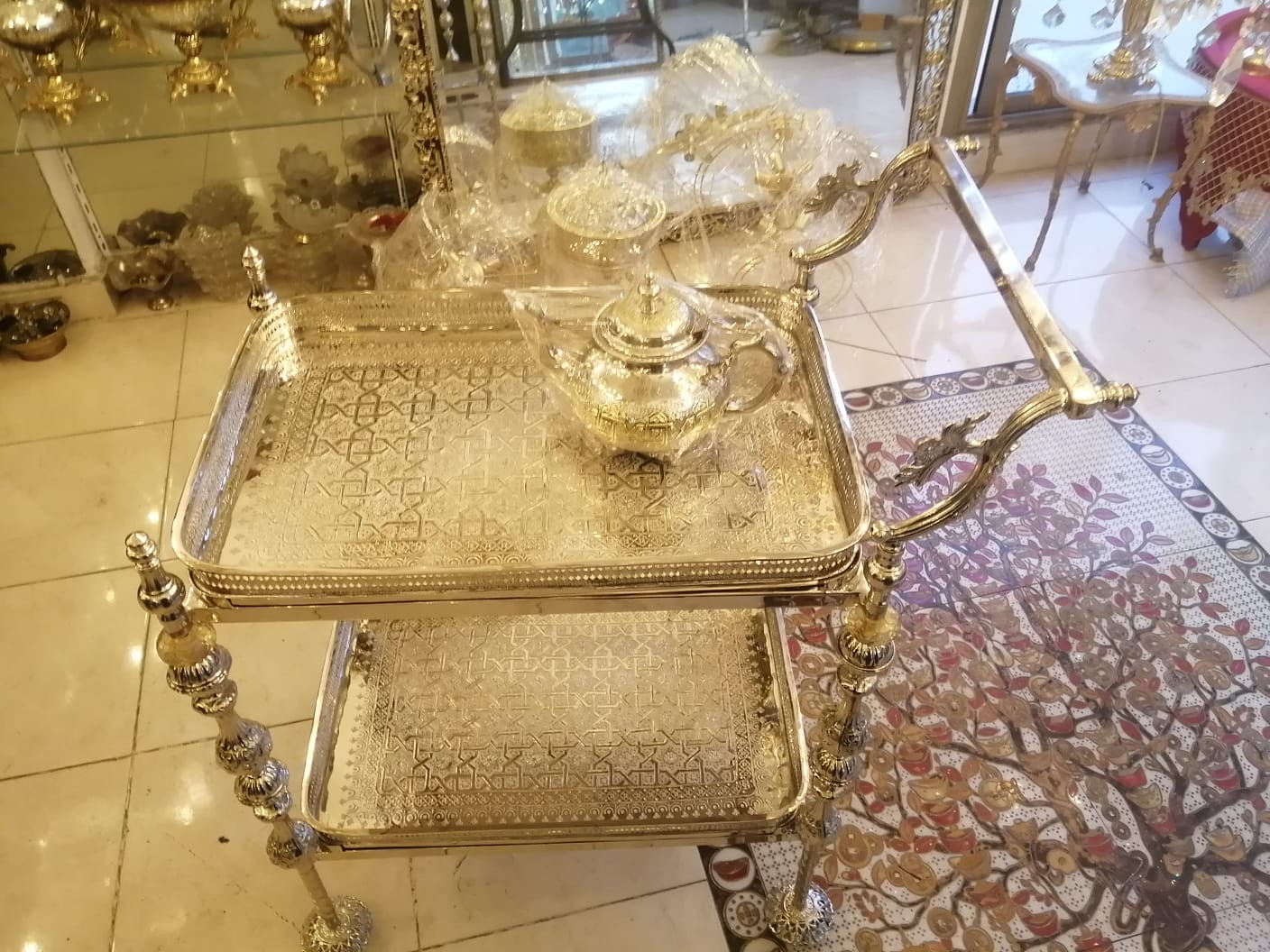 طقم الشاي وطاولة نحاسية