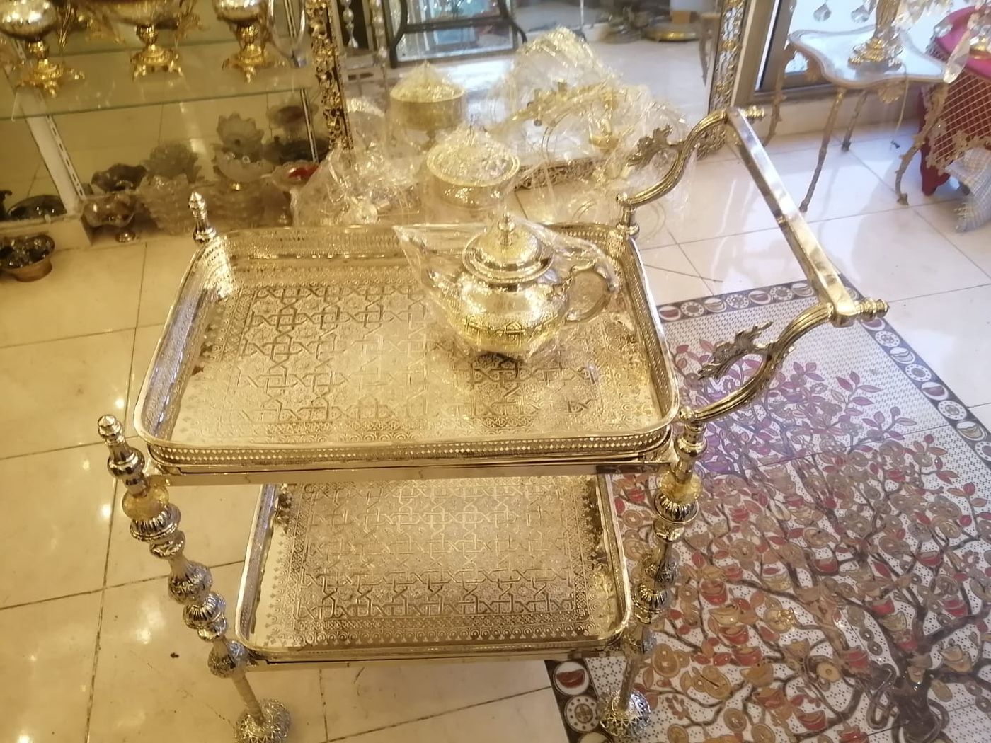 طقم الشاي وطاولة نحاسية